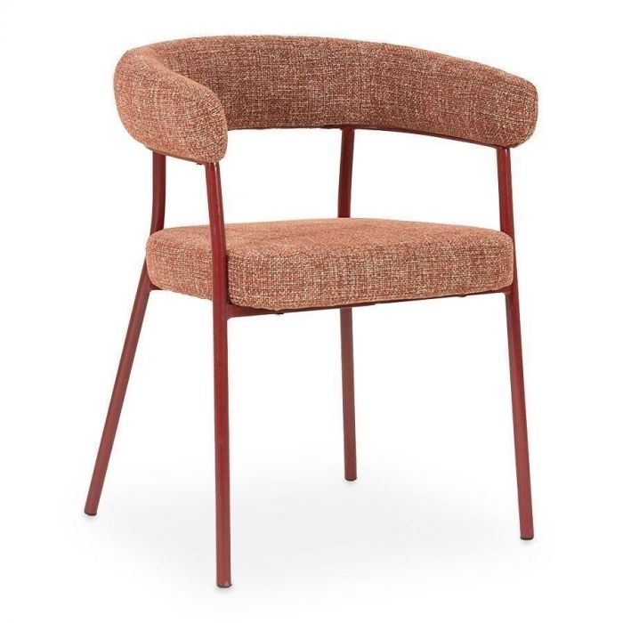 Eetstoel Yovi in bordeauxrode stof Fermo, schuin vooraanzicht met open rugleuning en rood metalen frame.