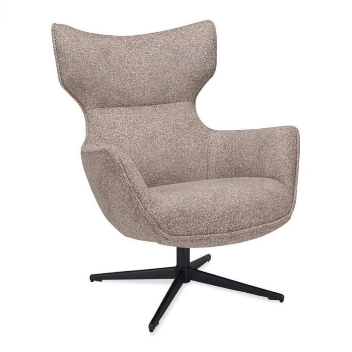 Fauteuil Bresso in mokkakleur met afgeronde rugleuning en zwart metalen onderstel.