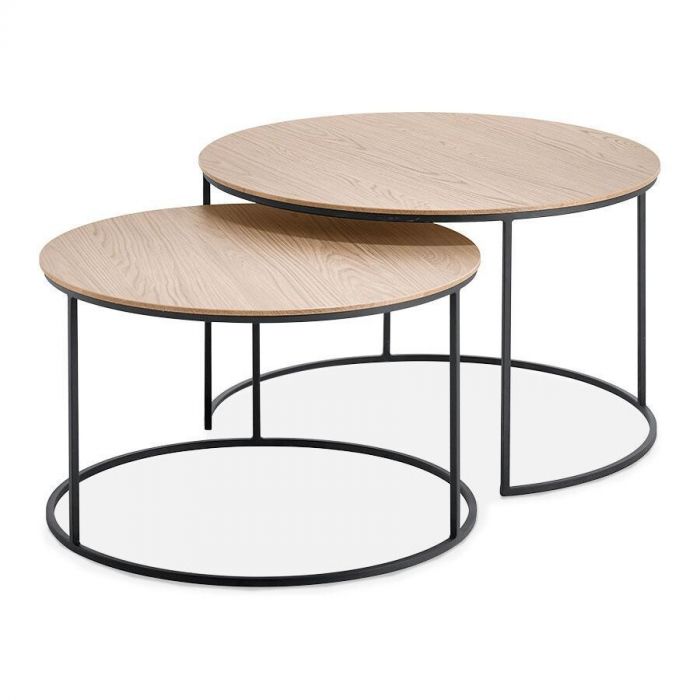 Set van 2 ronde bijzettafels Ferbane in misty oak met zwart metalen frame, gestapeld in elkaar zonder accessoires.