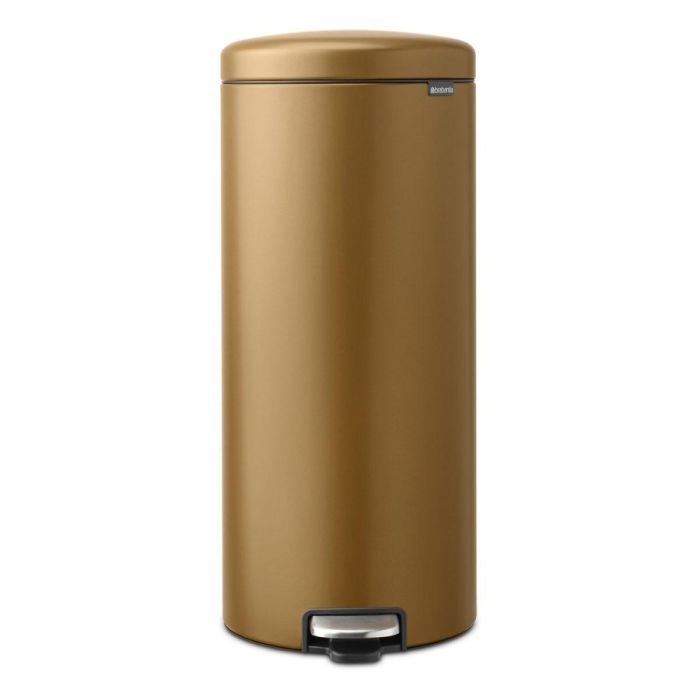 Brabantia NewIcon prullenbak 30 liter Warm brass, vooraanzicht met gesloten deksel en RVS voetpedaal op witte achtergrond.