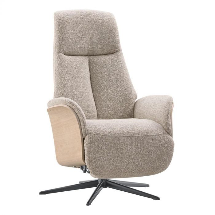 Pronto Wonen relaxfauteuil Serio in beige met licht houten zijkanten, schuin van voren gefotografeerd op witte achtergrond.