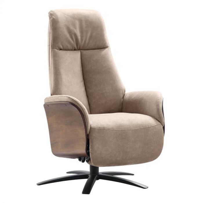 Relaxfauteuil Serio in beige stof met hoge rugleuning, armleuningen en donkere houten zijkant, op zwarte metalen stervoet.