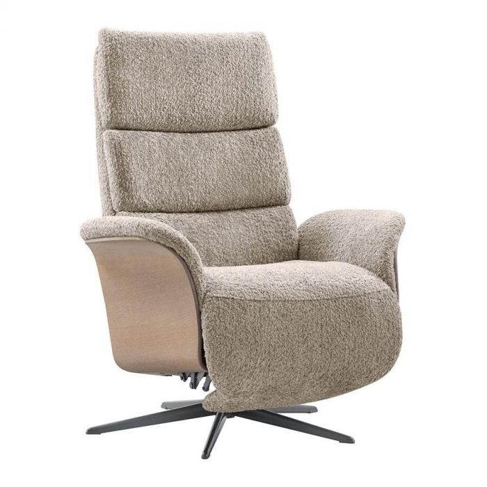 Vooraanzicht van relaxfauteuil Liri in taupe met zachte stof en houten zijpanelen.