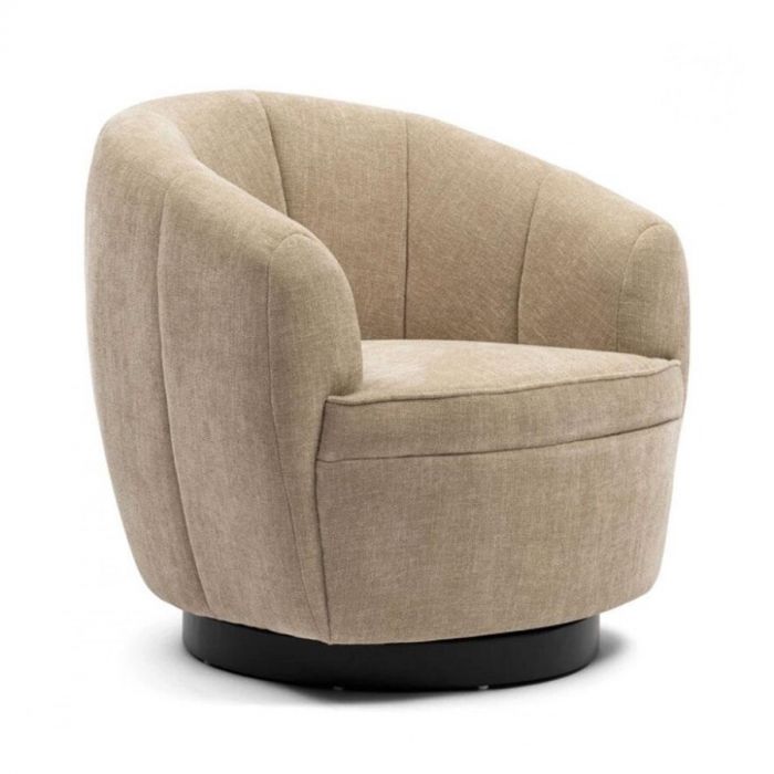De fauteuil is frontaal in een hoek gepresenteerd en toont de zachte bekleding, elegante belijning en comfortabele zit.