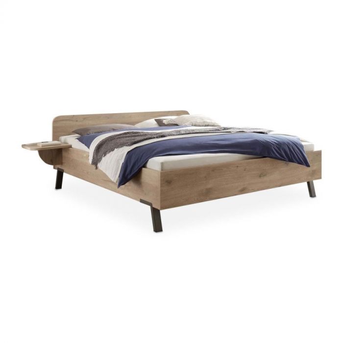 Wiemann ledikant Delft in Noors eikendecor met zwarte poten in raw-steel-look, driekwart zijaanzicht.