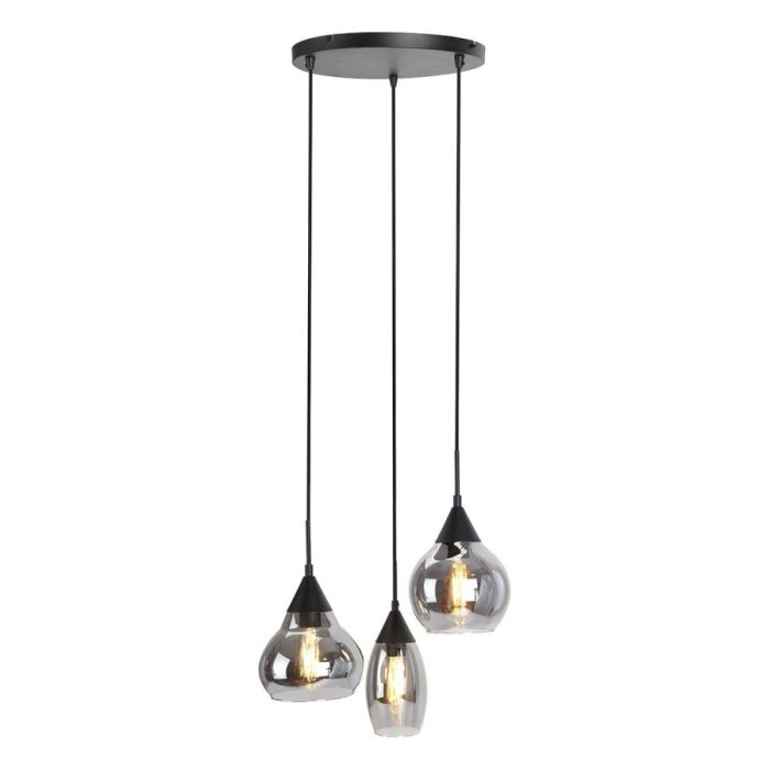 Drie verschillende hanglampen hangend aan een zwart metalen ronde schijf. De glazen lampen zijn grijs en hebben een zwart metalen kapje bovenop. De lampen staan aan.