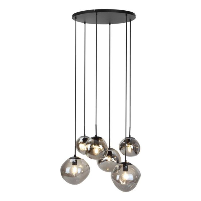 Pronto Wonen hanglamp Macato zwart met zes rookgrijze glazen bollen, 6-lichts uitvoering met ronde plafondplaat tegen witte achtergrond.