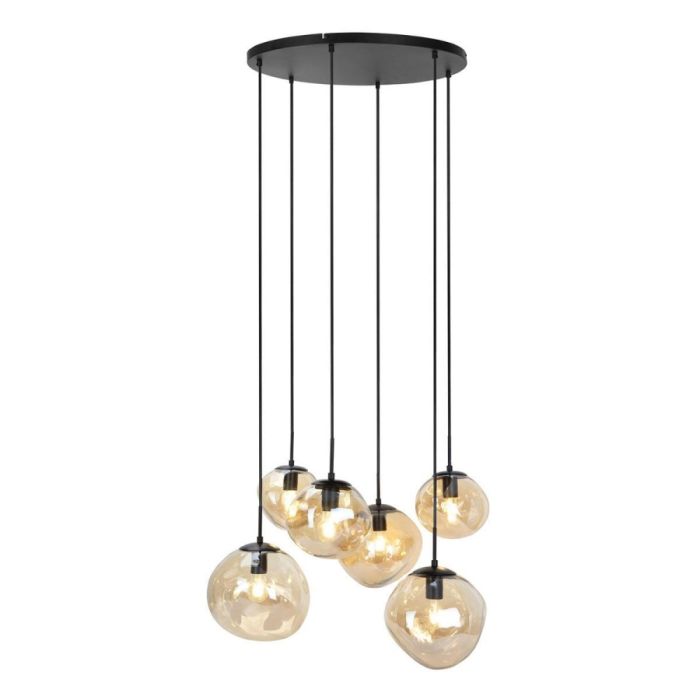 Pronto Wonen hanglamp Macato zwart met zes amberkleurige glazen bollen aan zwarte snoeren, 6-lichts uitvoering tegen witte achtergrond.