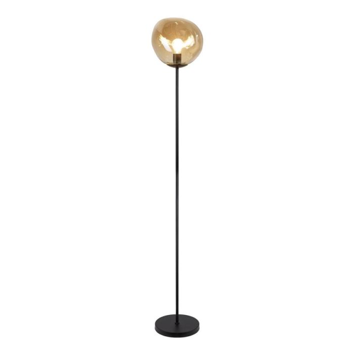 Pronto Wonen vloerlamp Macato zwart met één amberkleurige glazen kap, brandend licht, op een ronde metalen voet.