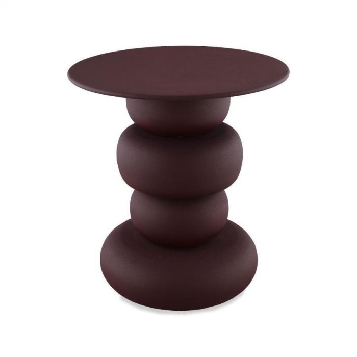Bordeauxrode metalen bijzettafel met ronde, gelaagde vormen en moderne afwerking in sculpturaal design.