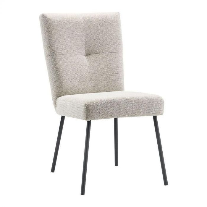 Eetstoel Mento van IN.HOUSE in beige stof met hoge rugleuning en zwarte poten, gefotografeerd tegen een witte achtergrond.