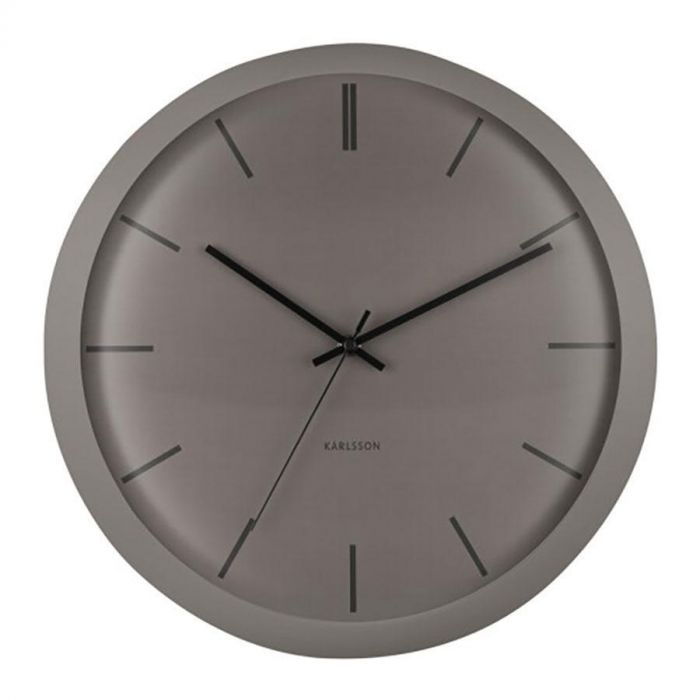 Karlsson Nirvana Globe wandklok in dark warm grey met bol glas en minimalistisch design, recht van voren gefotografeerd.