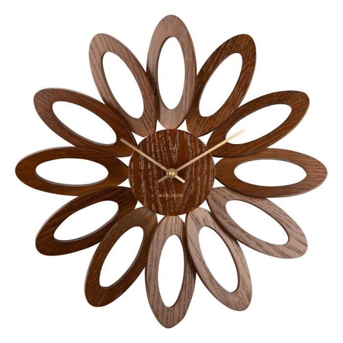 Bloemvormige Karlsson wandklok Fiore Dark Wood van donker hout met open ovale blaadjes en goudkleurige wijzers tegen witte achtergrond.