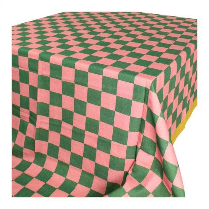 Het tafelkleed is stijlvol gedrapeerd over een tafel en toont het levendige ruitpatroon in roze en groen met een gele rand.