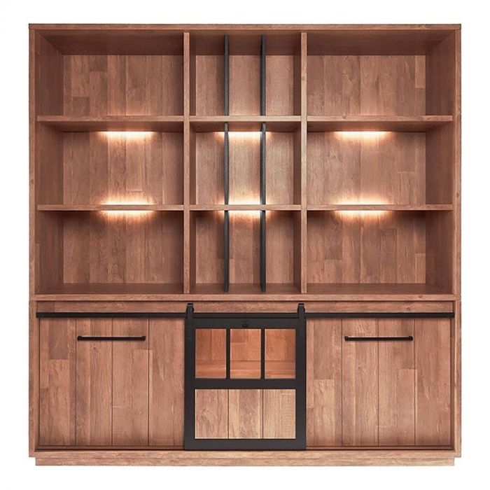 Wandkast Alva van hout met industriële accenten, open vakken, schuifdeur met glas en ingebouwde sfeerverlichting.