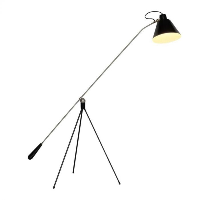Zwarte vloerlamp Magneto met driepootframe en verstelbare arm, vrijstaand op witte achtergrond.