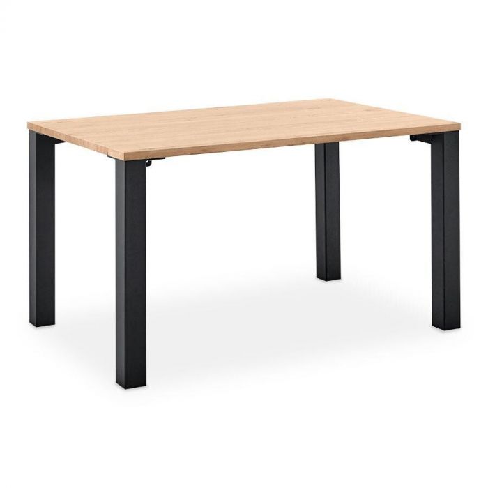 Zwevend beeld van rechthoekige eettafel Levado met zwart metalen poten en tafelblad in eikenhoutlook.