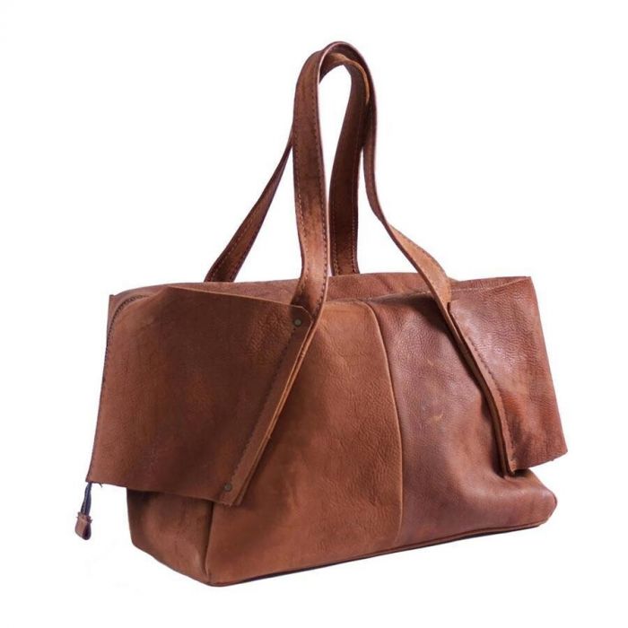 Elephant tas van Label in cognacbruin yak leer met unieke omgevouwen zijpanelen.