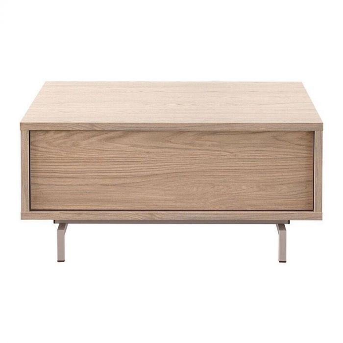 Vooraanzicht van de vierkante salontafel Famosa in Misty Oak met strakke belijning, ladefront en metalen poten in moderne stijl.