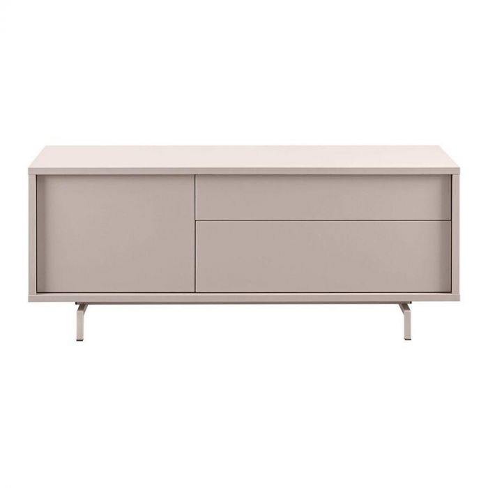 TV-meubel Famosa Stone Grey van 131 cm breed met twee lades en één deur, strak vormgegeven op een smal metalen onderstel.