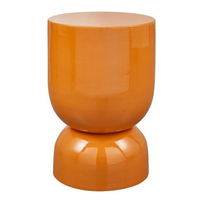 Bijzettafel Hekla van Woood in een oranje kleur, met een hoogglanzende afwerking en een bolvormige voet.