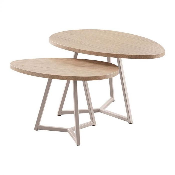 Salontafelset Locarnio van Pronto Wonen, bestaande uit twee organisch gevormde tafels met misty oak bladen en beige metalen onderstellen.