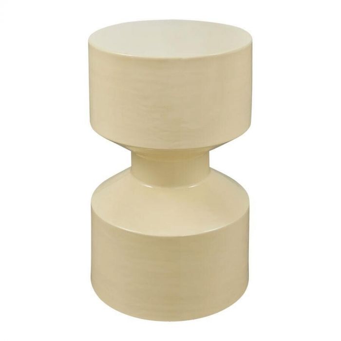 Bijzettafel Hidde in glanzend lichtgeel met speelse geometrische vorm en ronde afwerking, gefotografeerd tegen een witte achtergrond.