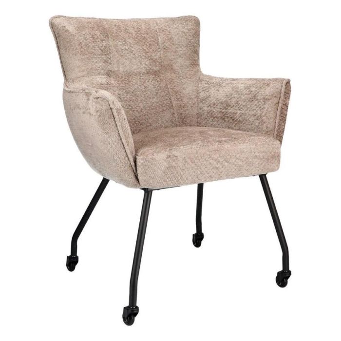 Pronto Wonen eetkamerstoel Novile Clay met armleuningen, stof in gemêleerd beige-grijs en zwart metalen onderstel met vier zwenkwieltjes, schuin van voren op witte achtergrond.