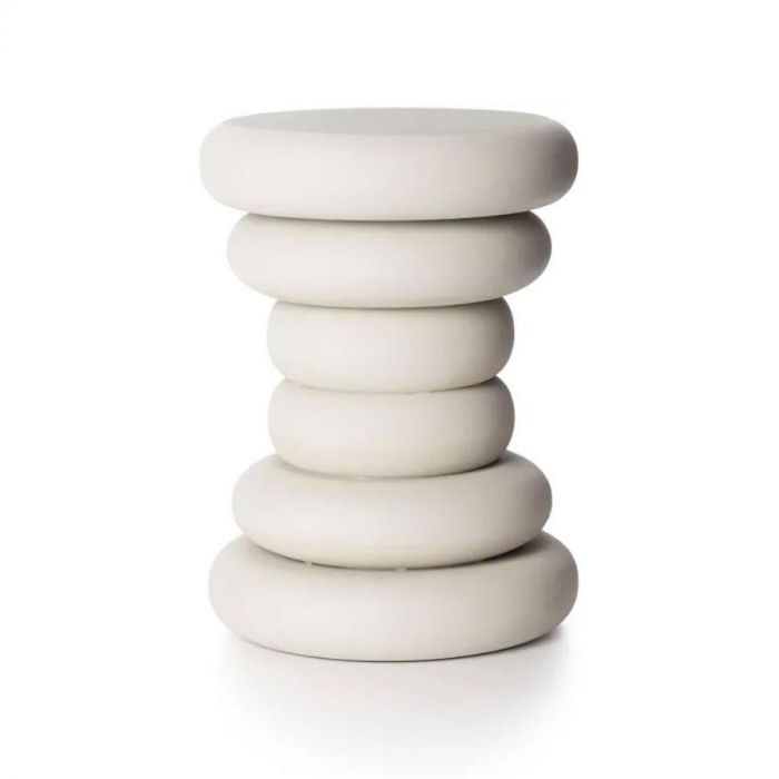 Bijzettafel Mae van COCO Maison in zandkleur met speelse, gestapelde ronde vormen.