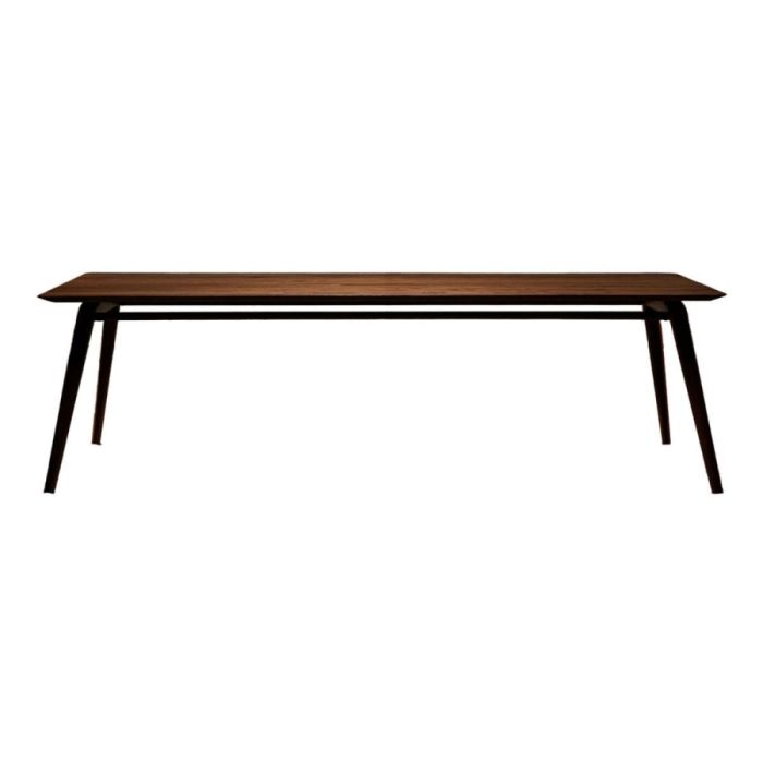 Donkere houten Pitcher eetkamertafel met slank blad en schuin geplaatste poten tegen witte achtergrond