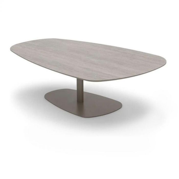 Trapea XL salontafel van Bree’s New World met asymmetrisch blad en metalen voet.