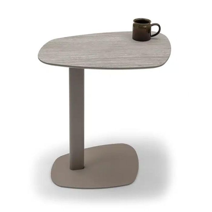 Banktafel Trapea van Bree’s New World met asymmetrisch blad en slank metalen onderstel, vrijstaand gefotografeerd