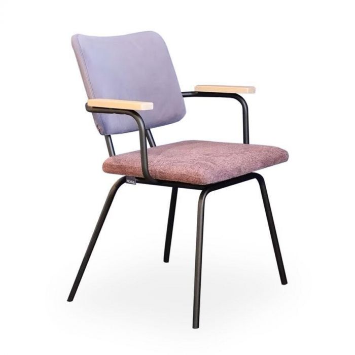 Eetkamerstoel Luko met armleuningen in een combinatie van paarse en roze bekleding, met een metalen frame in zwart.