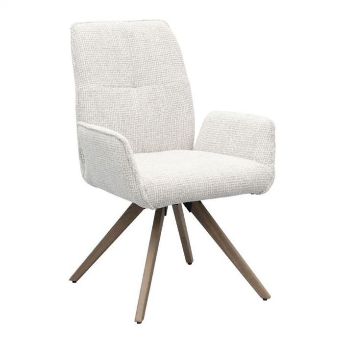 Eetkamerstoel Kasi met armleuningen, draaibare zitting en houten kruisvoet, gefotografeerd schuin van voren.