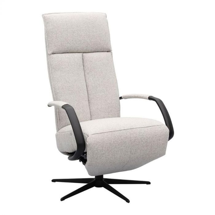 Relaxfauteuil Lerum in lichtgrijs, schuin van voren gezien met hoge rugleuning en zwarte armleuningen op vijfpoots draaivoet.