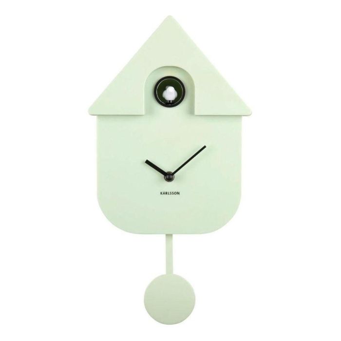 Vooraanzicht Karlsson Wandklok Modern Cuckoo in zachtgroen met zwarte wijzers en koekoeksvogel.