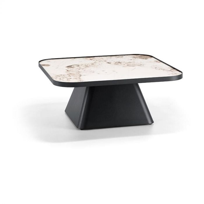 Salontafel Randwick van Baenks met vierkant keramisch blad en zwart metalen frame, moderne uitvoering met afgeronde hoeken.