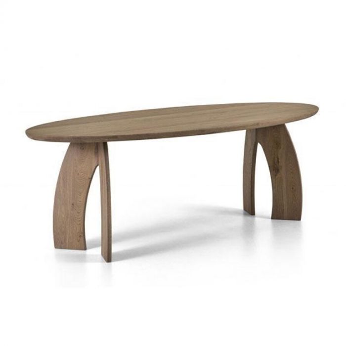 Afbeelding van de Montèl eettafel Carmo met een ovaal tafelblad en gebogen houten poten.