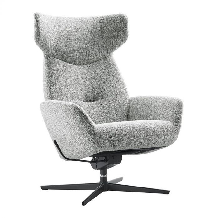 Grijze relaxfauteuil Ibiria met hoge rugleuning, brede armleuningen en draaivoet, gezien schuin van voren.
