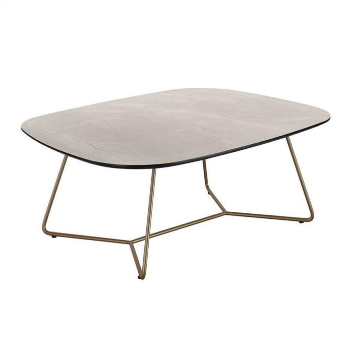 Vrijstaande salontafel Marby van INHOUSE met afgerond vierkant HPL-blad in lichte steenlook en slanke metalen poten in bronskleur.