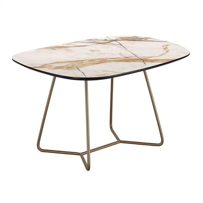 Ovale salontafel Marby van INHOUSE met terra-motief in marmerlook en slank metalen onderstel in bronstint, los gepresenteerd.