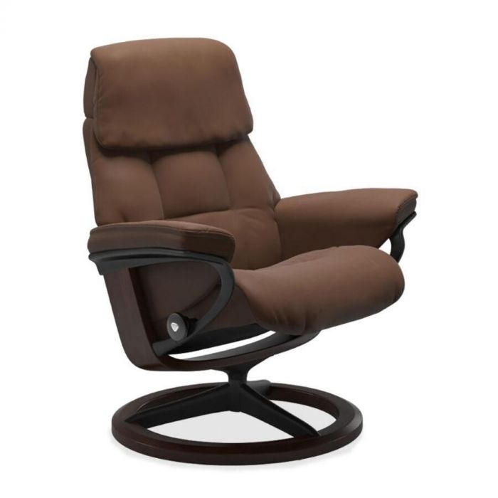 Stressless Ruby relaxfauteuil in bruin leer met houten onderstel, driekwart vooraanzicht.