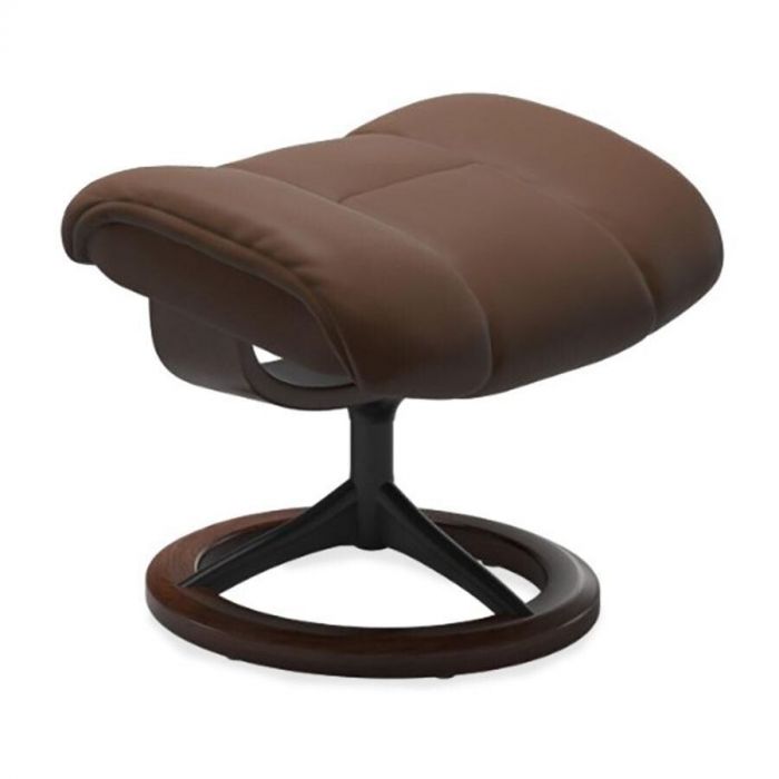 Stressless Ruby hocker in bruin leer met houten onderstel, zijaanzicht.