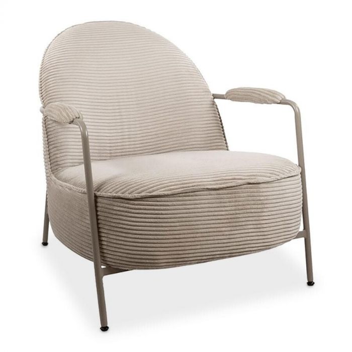 Lage fauteuil Elton in zandkleurige ribstof, zijaanzicht met metalen frame en gestoffeerde armleggers.
