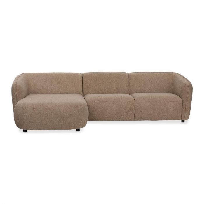 Hoekbank Harper in bruine bekleding met afgeronde vormen en zwarte pootjes, recht van voren gefotografeerd tegen witte achtergrond.