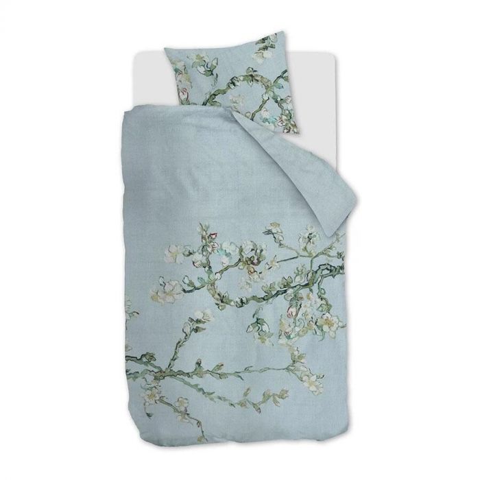 Het Beddinghouse Blossom dekbedovertrek in eenpersoonsuitvoering, geïnspireerd op Van Goghs ‘Amandelbloesem’, met delicate bloesemtakken op een blauwe achtergrond.