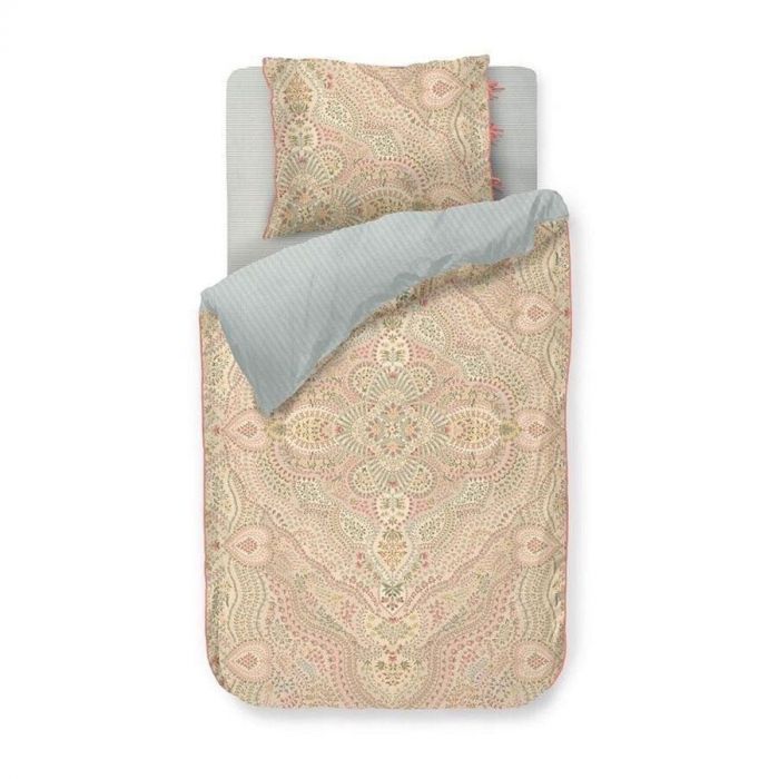 Het Alfombra dekbedovertrek van Pip Studio met een sierlijk bloemenpatroon op een zandkleurige achtergrond, enkel formaat.
