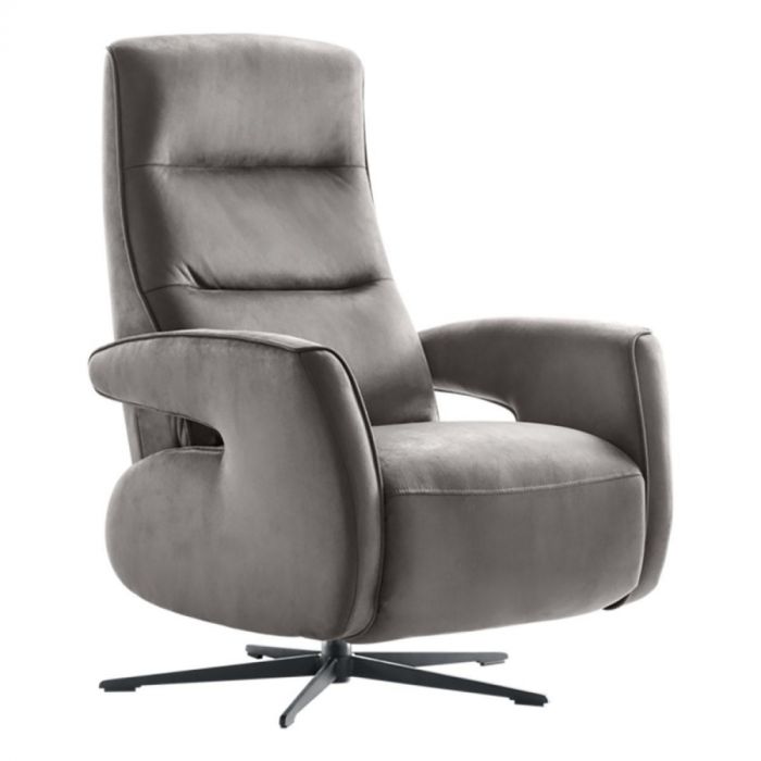 Vooraanzicht van de donkergrijze Colwood relaxfauteuil met zwarte metalen vijfteensvoet.