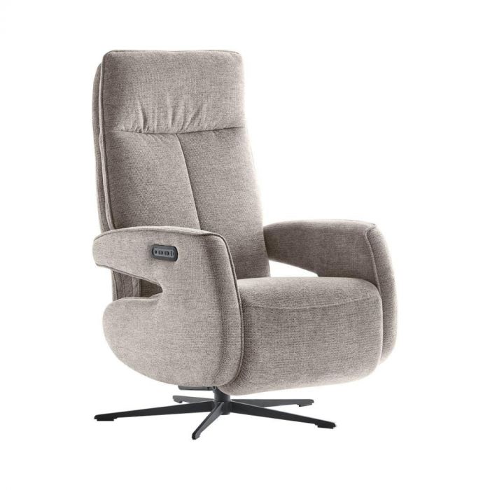 Relaxfauteuil Niland in grijsgroene gemêleerde weefstof met zwarte vijfteensvoet, schuin vooraanzicht.