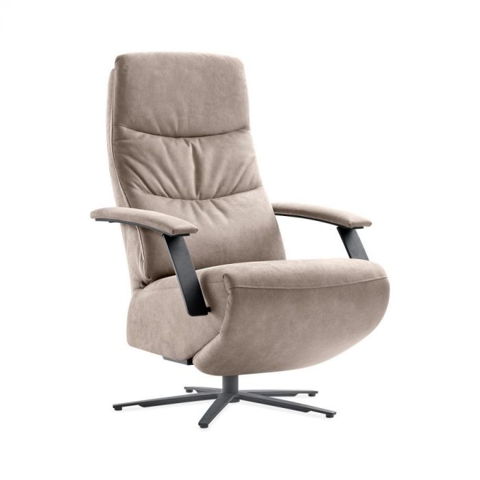 Relaxfauteuil Tofino in lichtgrijs microleder met open armleuningen en zwarte draaivoet, schuin vooraanzicht.